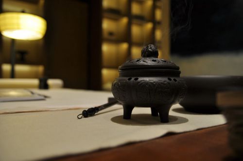咖啡色书房书桌装饰