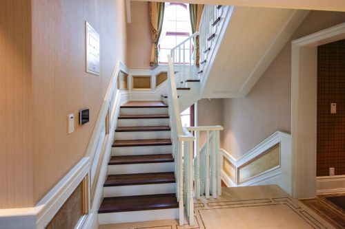 别墅楼梯厂家，免费上门测量安装，请认准墅木楼梯