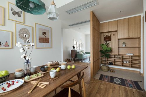现代原木风原木家具配糖果软装，打造清新舒适的家。